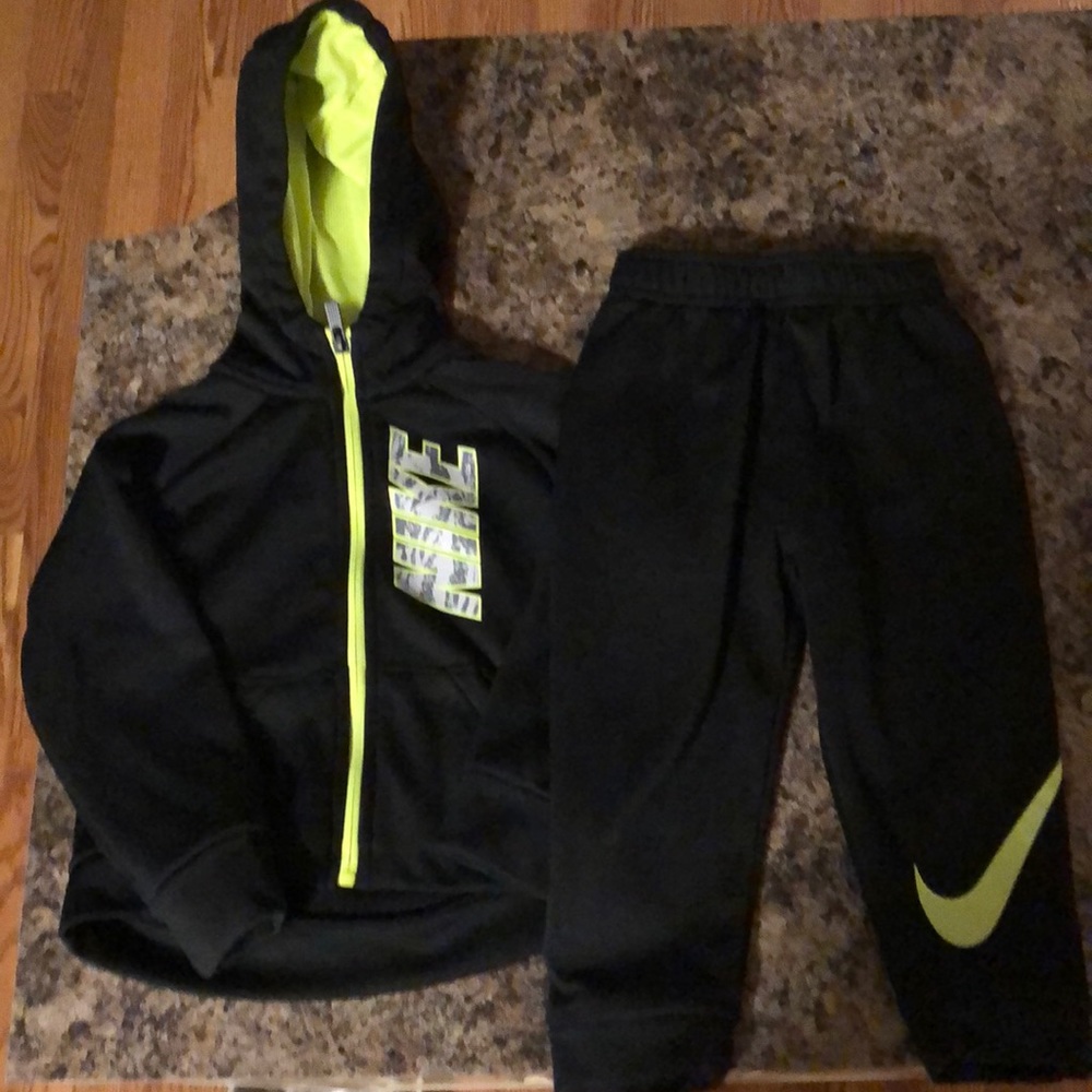 Boys Nike dri-fit matching sweatshirt and pant set
